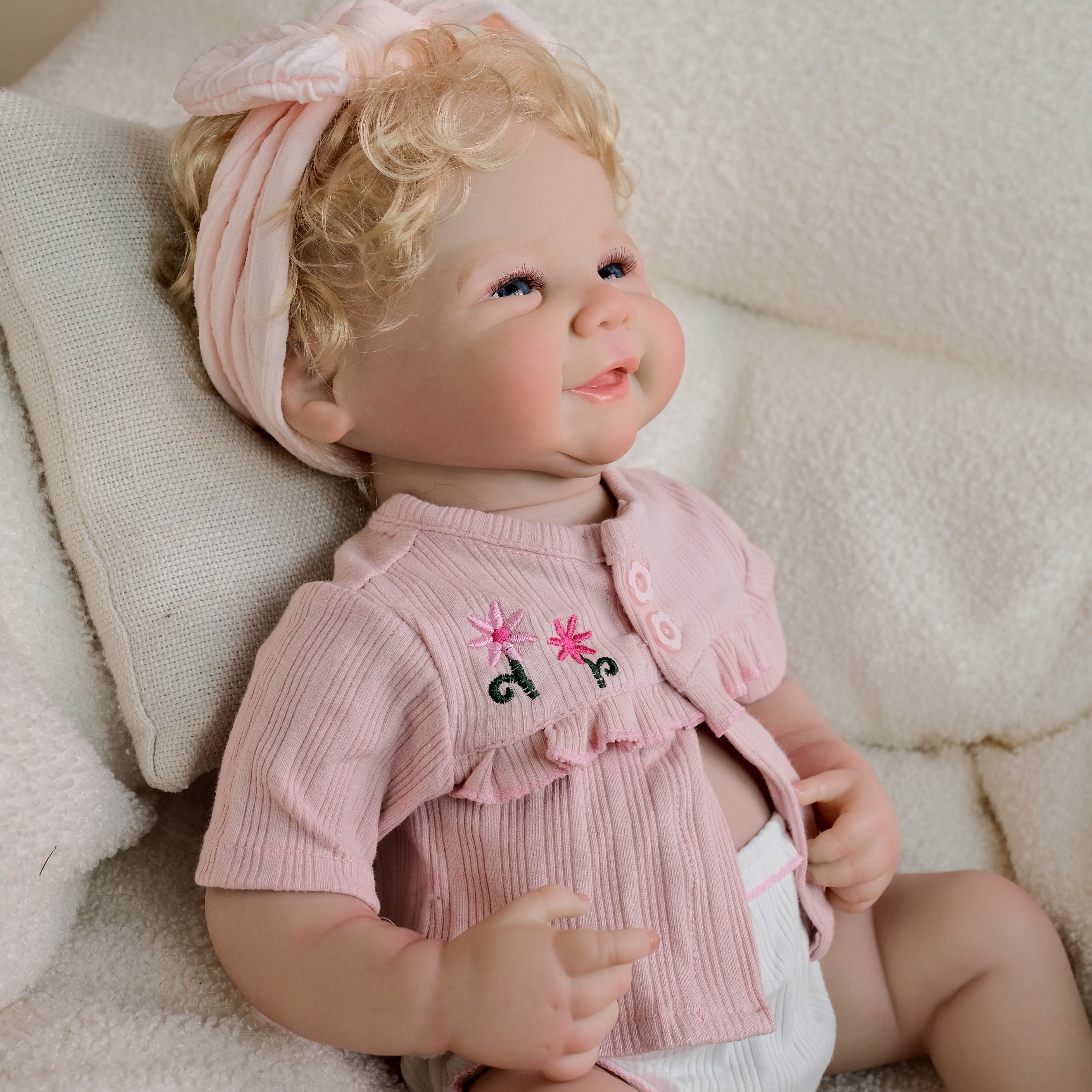 Bambola Reborn in Vinile Agustina – 48 cm, Capelli Impiantati detail image 3