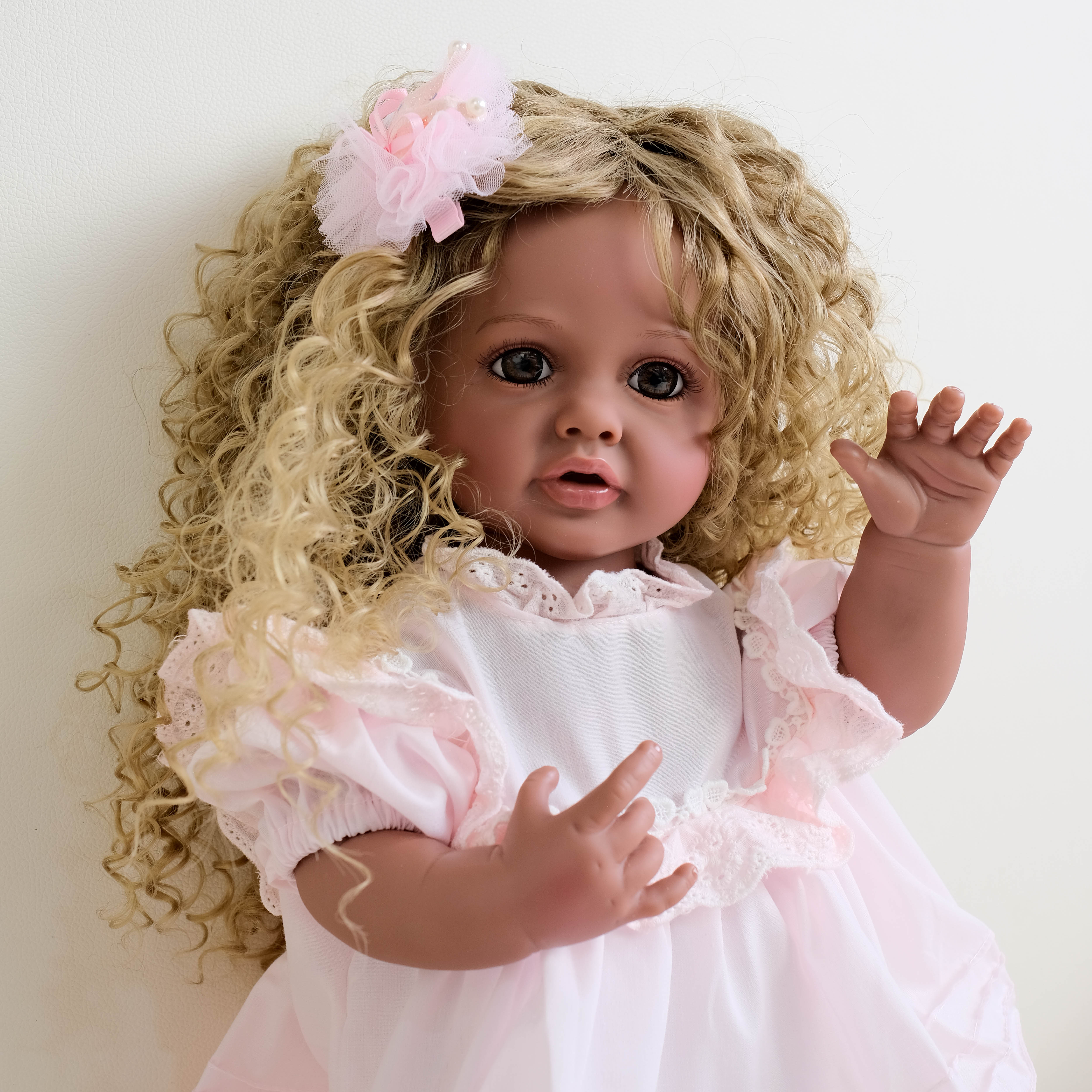 Bebé Reborn de Vinilo Carlota – 55 cm, con Sonido