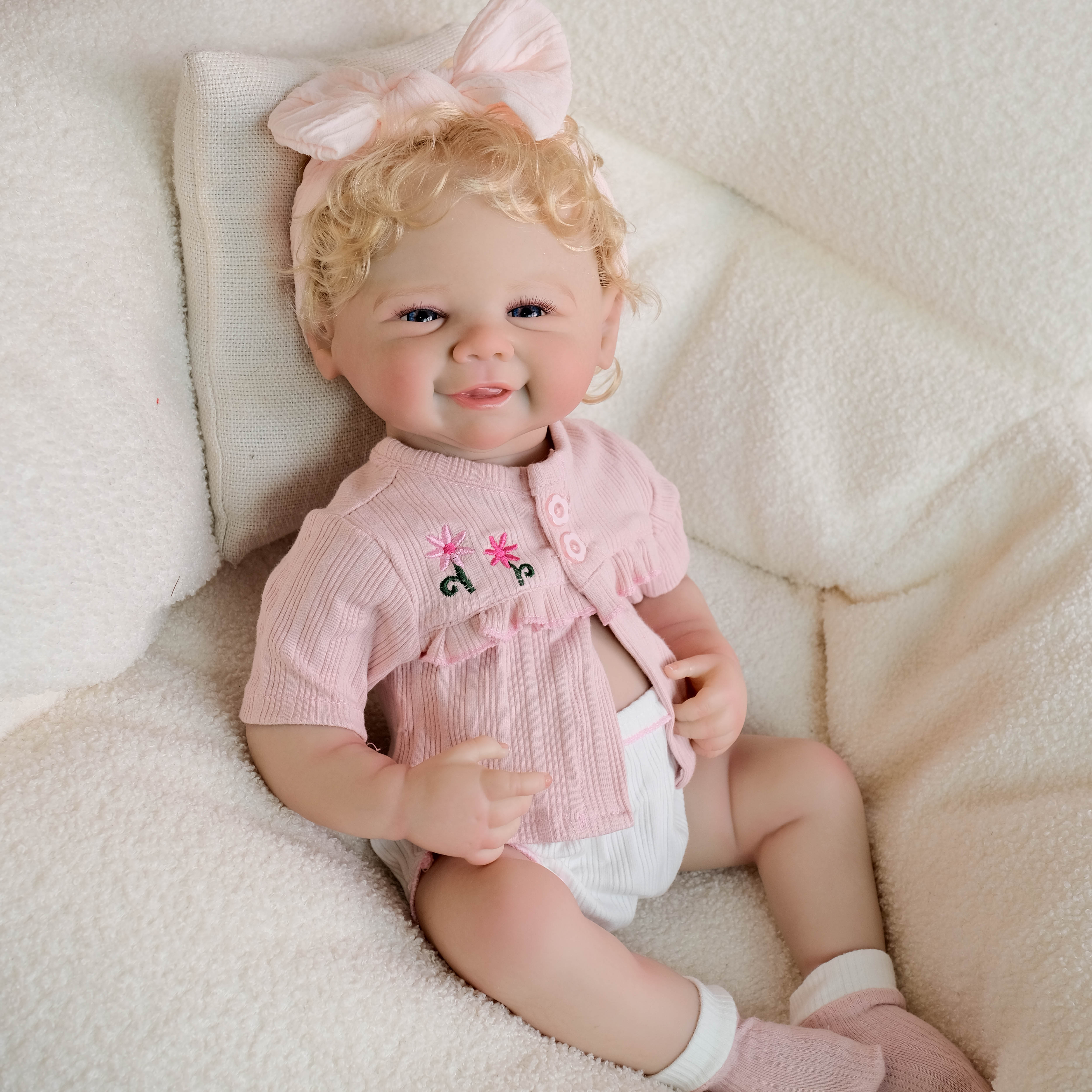 Bambola Reborn in Vinile Agustina – 48 cm, Capelli Impiantati detail image 4