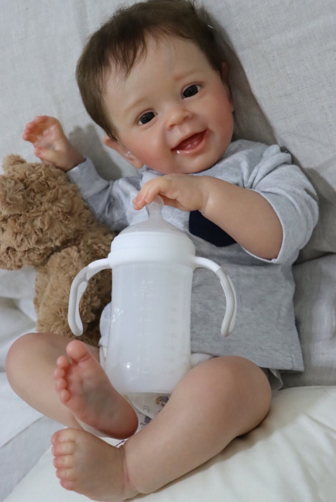 Lalka reborn winylowa Sebastián – 60 cm, z dźwiękiem